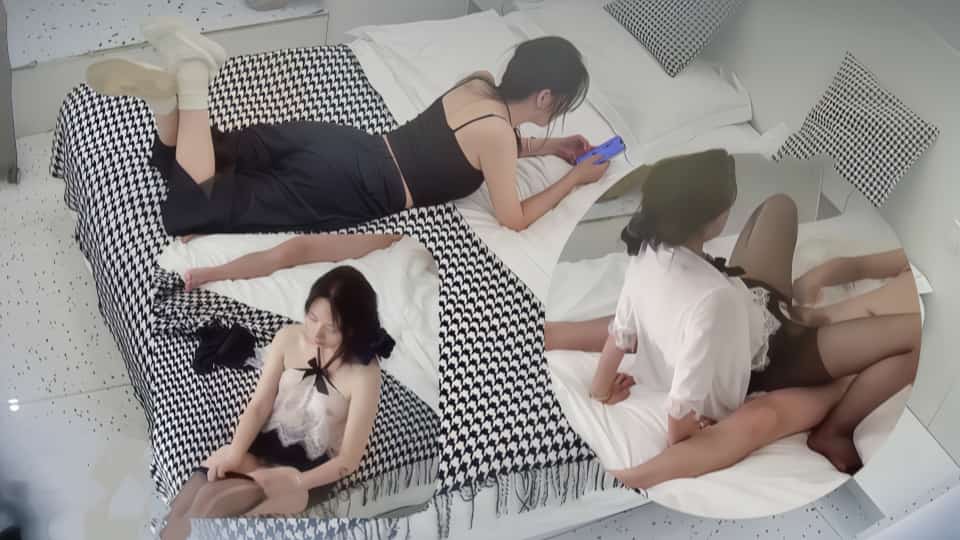 酒店偷拍-和换上蕾丝肚兜的极品女友先在浴缸鱼水之欢后到床上共赴巫山